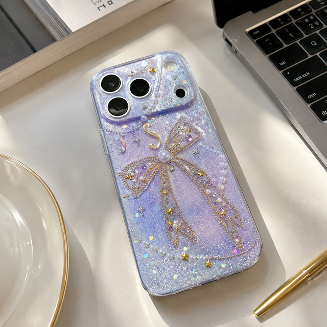 パールチェーンと立体リボンの名入れグリッタースマホケース | iichi