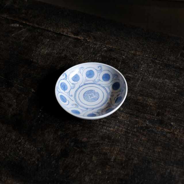 菊と唐草◇時代物 瀬戸焼 唐草文印判小皿 骨董・antiques 丁寧な暮らし