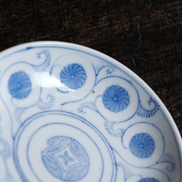 菊と唐草◇時代物 瀬戸焼 唐草文印判小皿 骨董・antiques 丁寧な暮らし