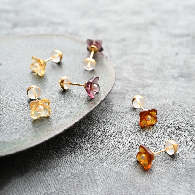 ヴィンテージガラスとパール｜小さな花のピアス／ノンホールピアス