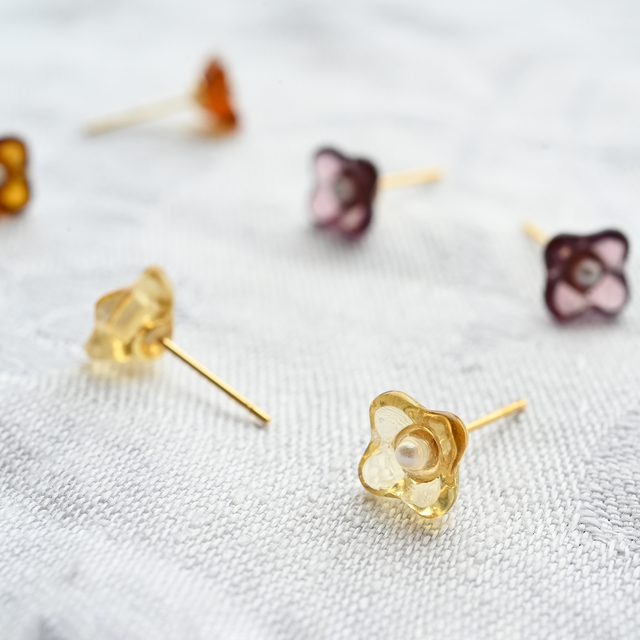 ヴィンテージガラスとパール｜小さな花のピアス／ノンホールピアス