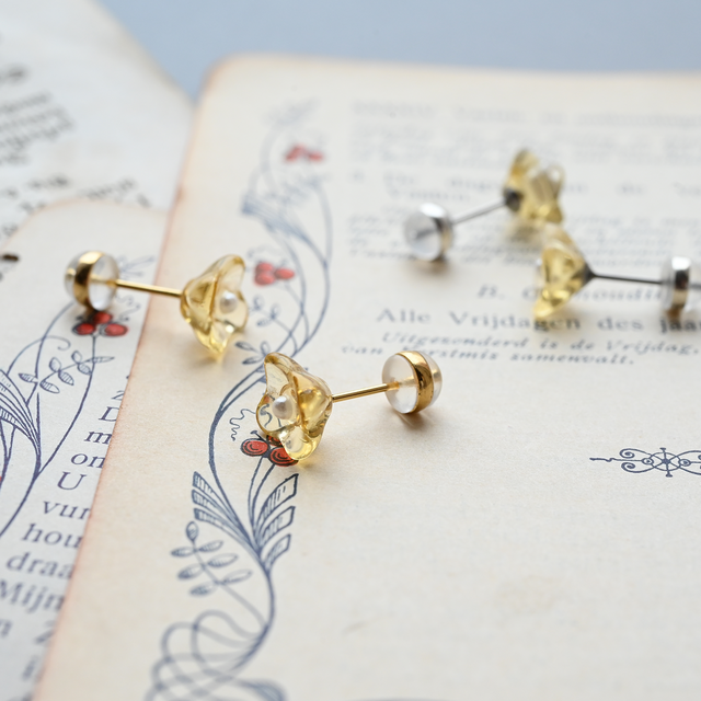 ヴィンテージガラスとパール｜小さな花のピアス／ノンホールピアス
