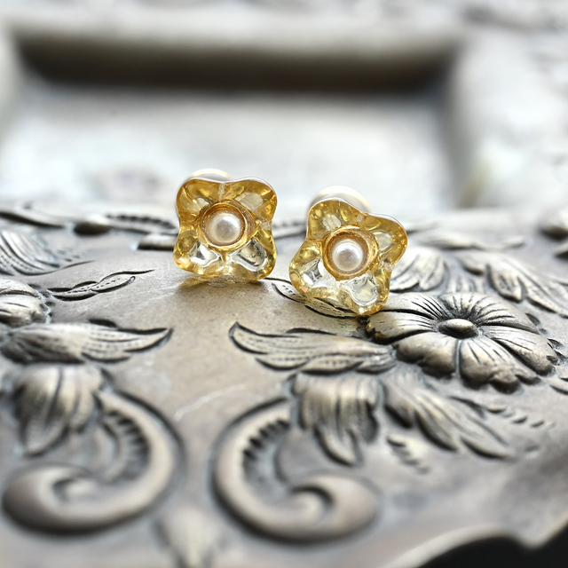 ヴィンテージガラスとパール|小さな花のピアス/ノンホールピアス ヴィンテージガラスとパール|小さな花のピアス/ノンホールピアス