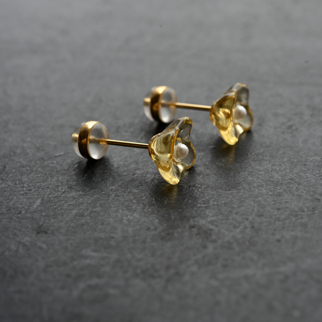 ヴィンテージガラスとパール｜小さな花のピアス／ノンホールピアス