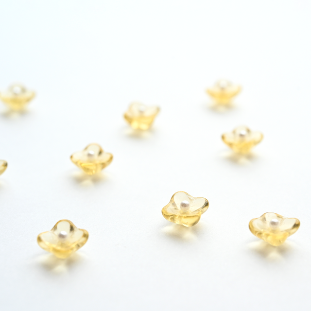 ヴィンテージガラスとパール｜小さな花のピアス／ノンホールピアス