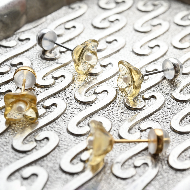 ヴィンテージガラスとパール｜小さな花のピアス／ノンホールピアス