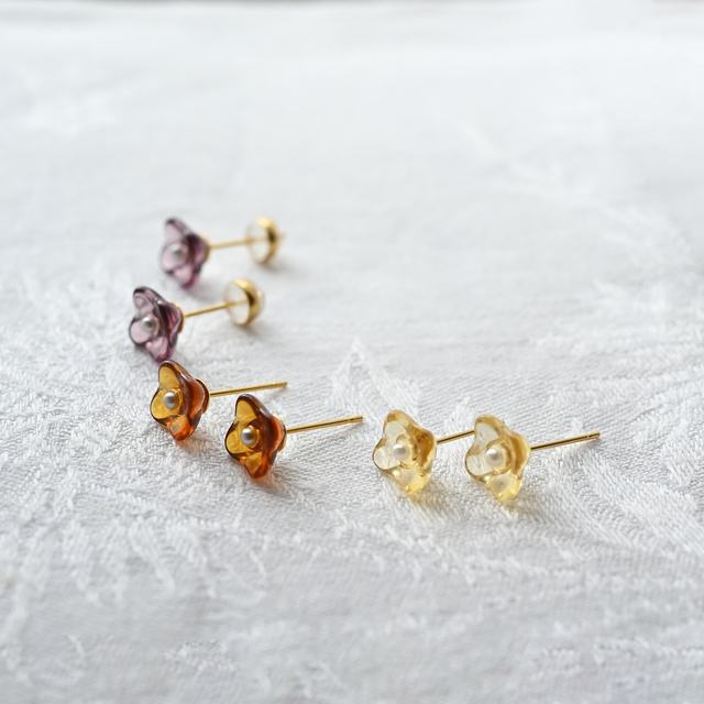 ヴィンテージガラスとパール｜小さな花のピアス／ノンホールピアス