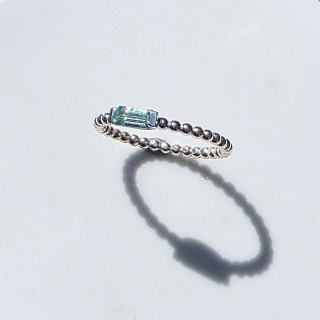 グリーン ベリル 3×6.5 0.35ct オクタゴンカット 上弦の月の石座