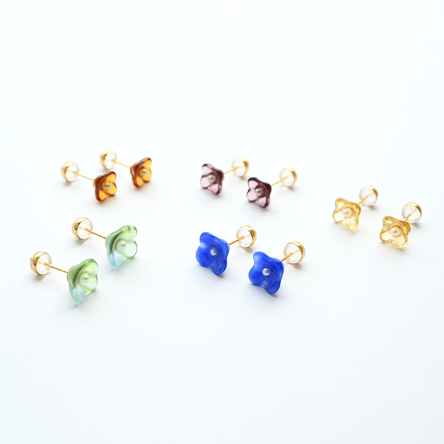 ヴィンテージガラスとパール｜青い花のピアス／ノンホールピアス［B