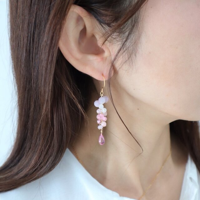 ゆれる桜色ピンク 天然石 フックピアス/イヤリング | iichi 日々の