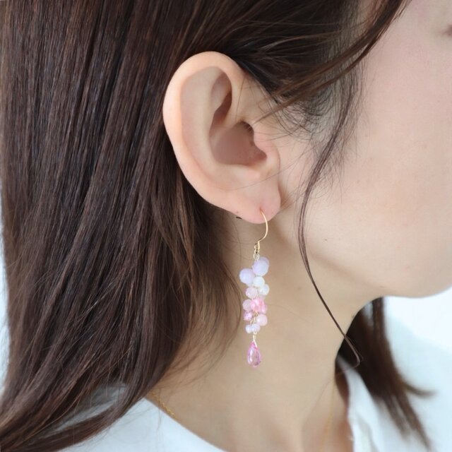 ゆれる桜色ピンク 天然石 フックピアス/イヤリング | iichi 日々の