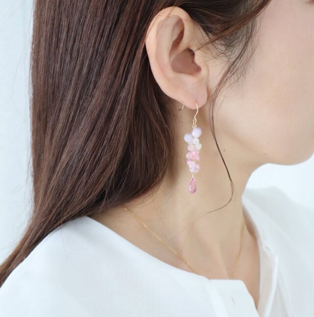 ゆれる桜色ピンク 天然石 フックピアス/イヤリング | iichi 日々の