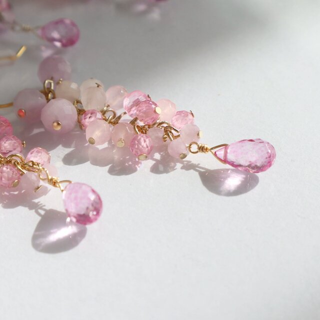 ゆれる桜色ピンク 天然石 フックピアス/イヤリング | iichi 日々の