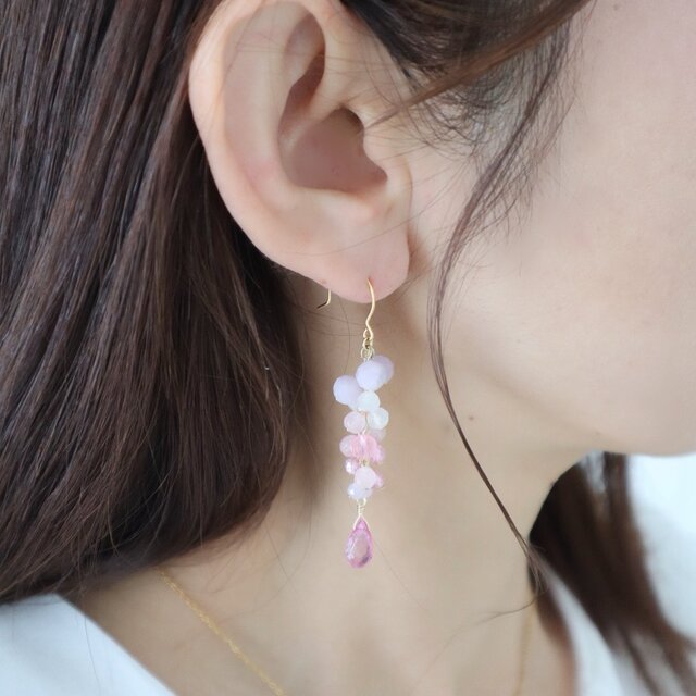 ゆれる桜色ピンク 天然石 フックピアス/イヤリング | iichi 日々の