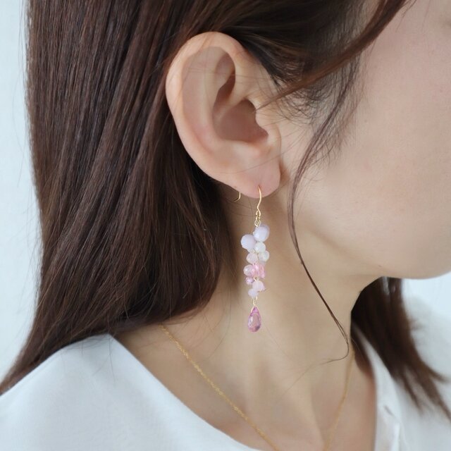 ゆれる桜色ピンク 天然石 フックピアス/イヤリング | iichi 日々の