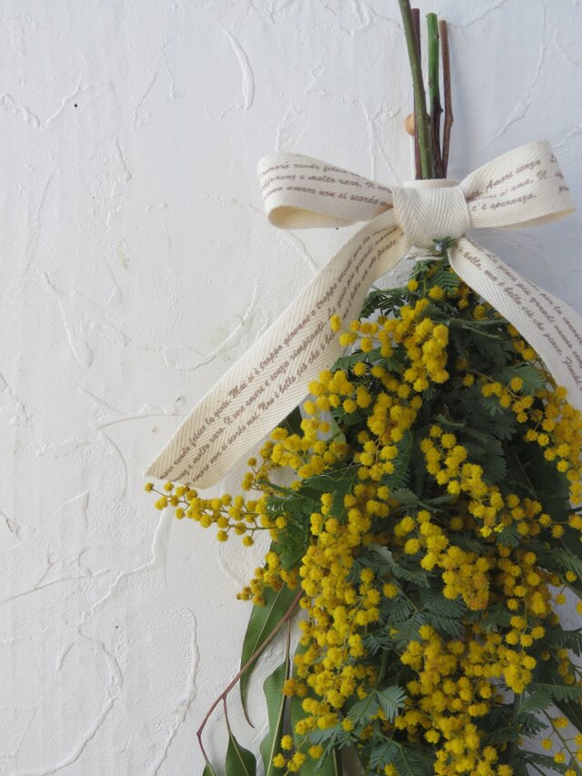ミモザとレモンユーカリのスワッグ | iichi 日々の暮らしを心地よく