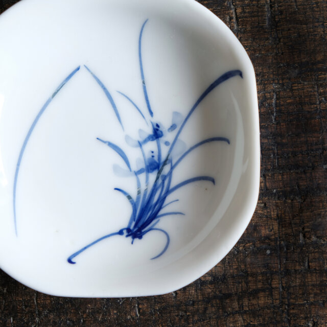 素朴な絵付け◇菖蒲の花。瀬戸焼 花文染付小皿 骨董・antiques 古道具