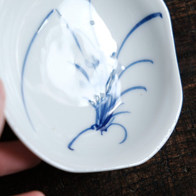 素朴な絵付け◇菖蒲の花。瀬戸焼 花文染付小皿 骨董・antiques 古道具