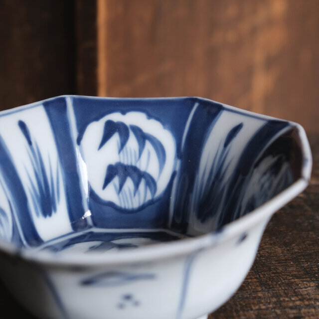 見込みは陽刻◇竹と雀。伊万里 鳥文染付八角鉢 骨董・antiques 丁寧な