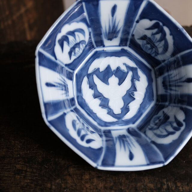 見込みは陽刻◇竹と雀。伊万里 鳥文染付八角鉢 骨董・antiques 丁寧な