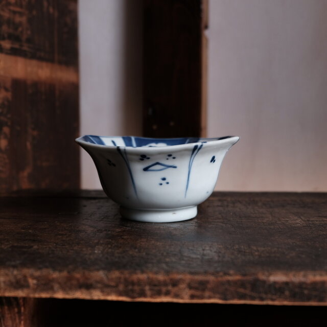 見込みは陽刻◇竹と雀。伊万里 鳥文染付八角鉢 骨董・antiques 丁寧な