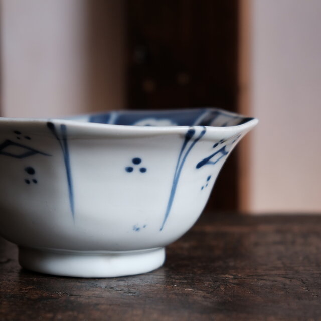 見込みは陽刻◇竹と雀。伊万里 鳥文染付八角鉢 骨董・antiques 丁寧な