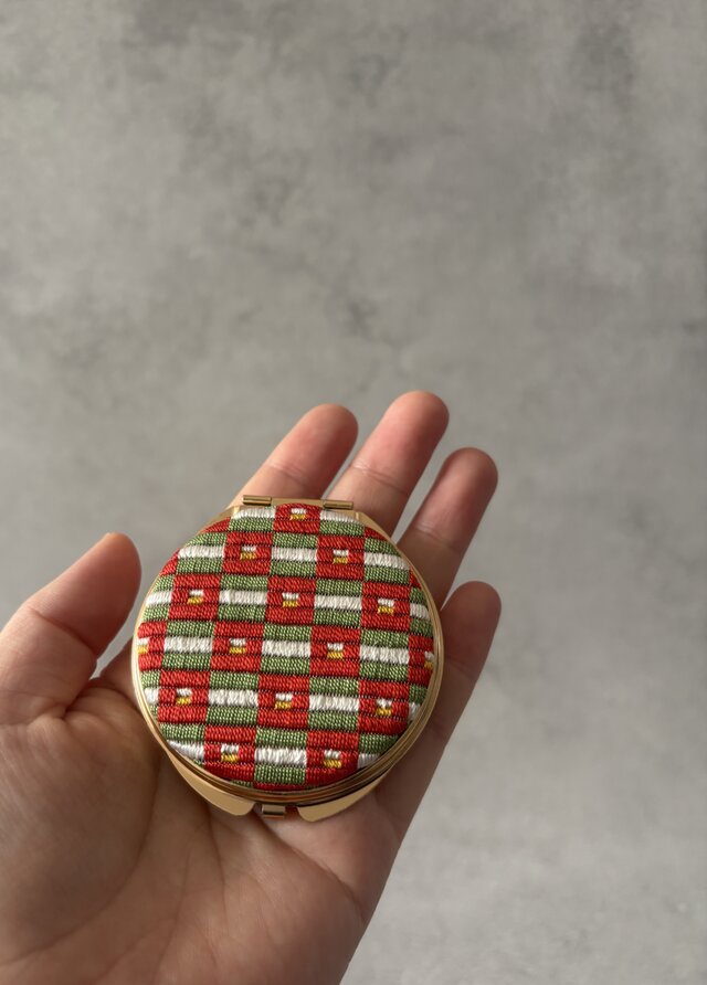 国産絹糸の絽ざしコンパクトミラー 椿模様 手刺繍 和柄 桐箱入り