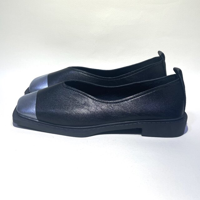 スクエアトゥが個性的♫ モードなバイカラー合皮フラットシューズ