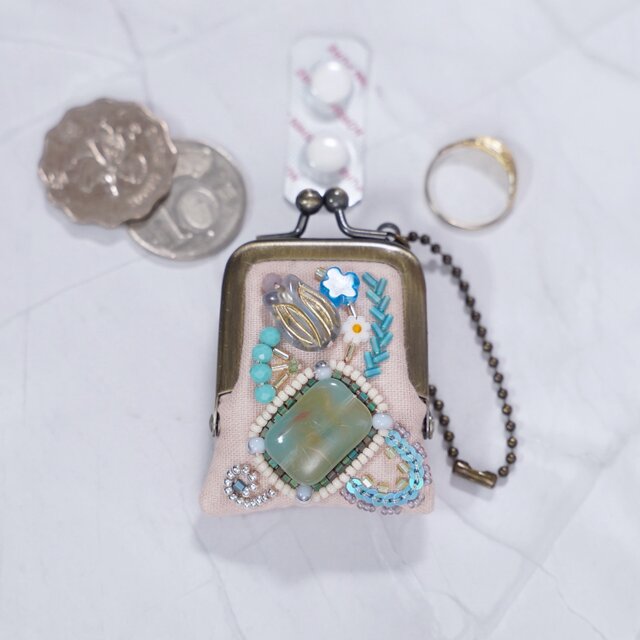 小さなビーズ刺繍のがま口 No.98｜さくらピンク×ガーゼ｜ネックレス