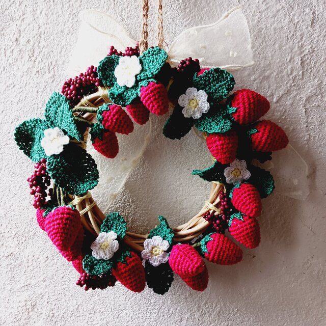 イチゴと木の実のリース ハンドメイド かぎ針編み 壁飾りのコピー