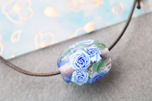 ブルーローズのとんぼ玉（ガラス玉）水色×紫／泡入り | iichi 日々の