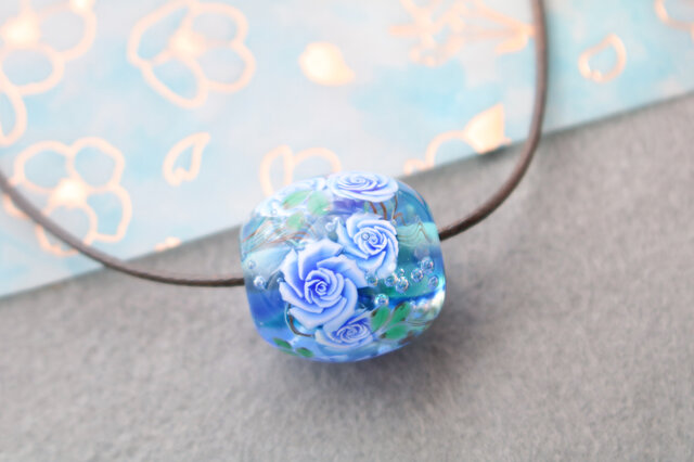 ブルーローズのとんぼ玉（ガラス玉）水色×青／泡入り | iichi 日々の