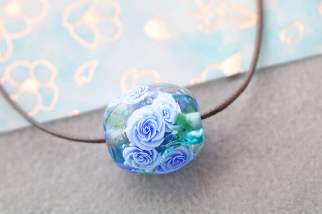 ブルーローズのとんぼ玉（ガラス玉）水色×青／泡入り | iichi 日々の