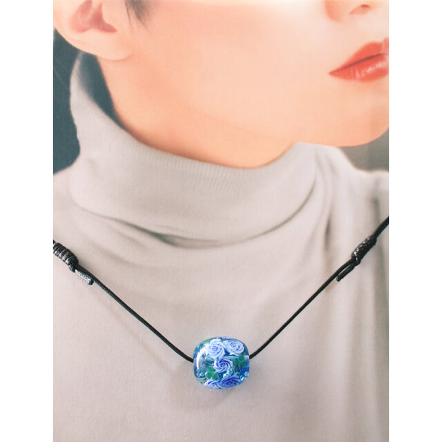 ブルーローズのとんぼ玉（ガラス玉）水色×青／泡入り | iichi 日々の