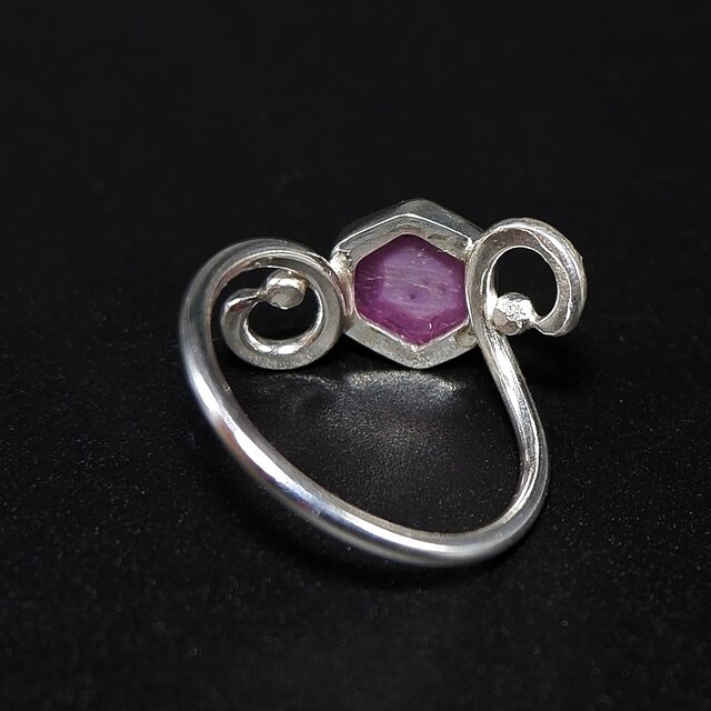 ルビーのデザインリング 13号 ～遊び心～ 天然石アクセサリー 指輪