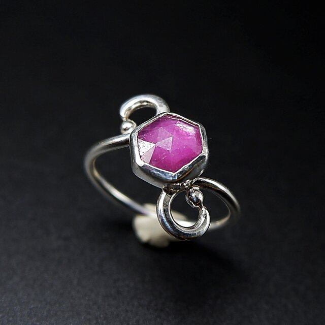 ルビーのデザインリング 13号 ～遊び心～ 天然石アクセサリー 指輪