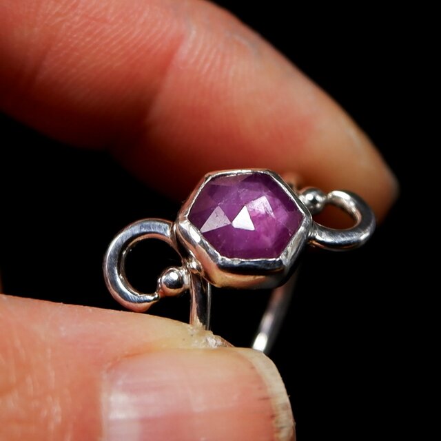 ルビーのデザインリング 13号 ～遊び心～ 天然石アクセサリー 指輪