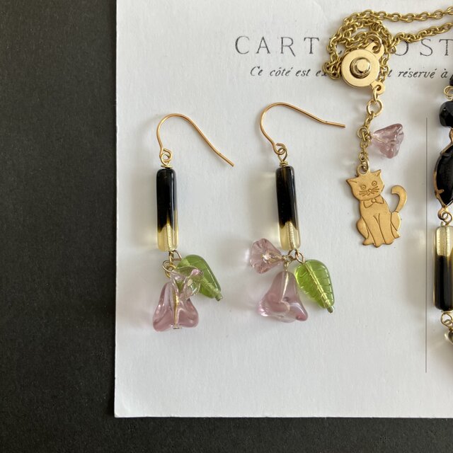 Vintage German Beads : Black ＋ Topaz 】猫とお花のネックレスと