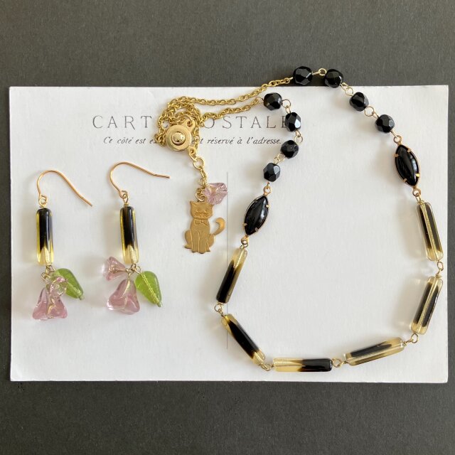 Vintage German Beads : Black ＋ Topaz 】猫とお花のネックレスと