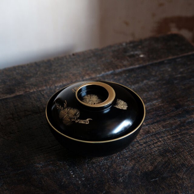 三日月の取手◇松と漢字。古輪島塗 漆芸黒塗沈金蓋付碗 古漆器 骨董