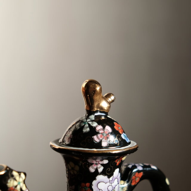 黒にカラフルな花尽くし◇中国産 色絵金彩ティーポット チャイナレトロ