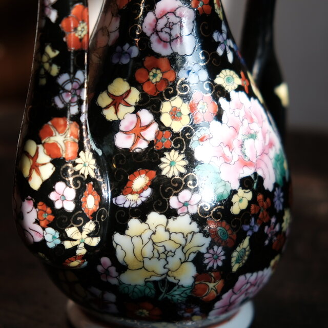 黒にカラフルな花尽くし◇中国産 色絵金彩ティーポット チャイナレトロ