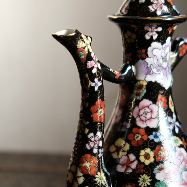黒にカラフルな花尽くし◇中国産 色絵金彩ティーポット チャイナレトロ