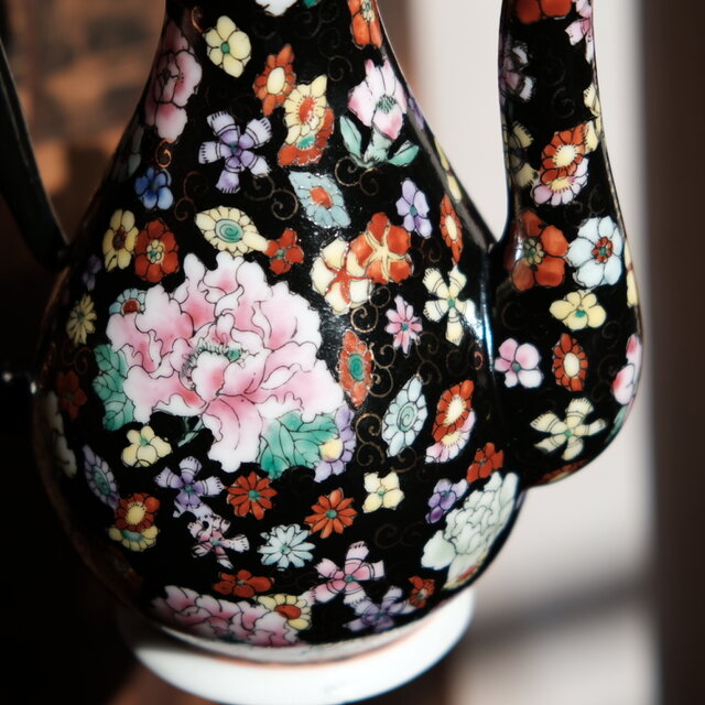 黒にカラフルな花尽くし◇中国産 色絵金彩ティーポット チャイナレトロ