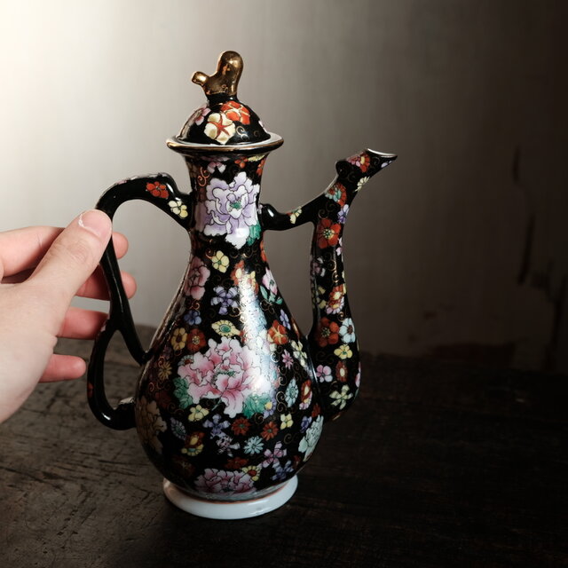 黒にカラフルな花尽くし◇中国産 色絵金彩ティーポット チャイナレトロ