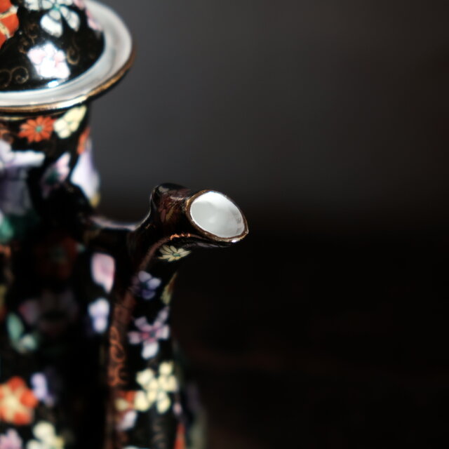 黒にカラフルな花尽くし◇中国産 色絵金彩ティーポット チャイナレトロ