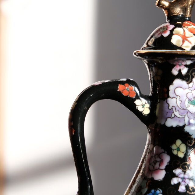黒にカラフルな花尽くし◇中国産 色絵金彩ティーポット チャイナレトロ