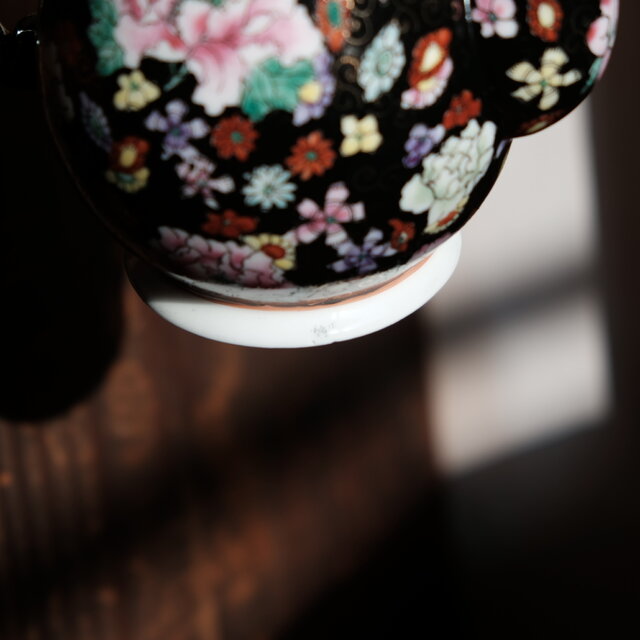 黒にカラフルな花尽くし◇中国産 色絵金彩ティーポット チャイナレトロ