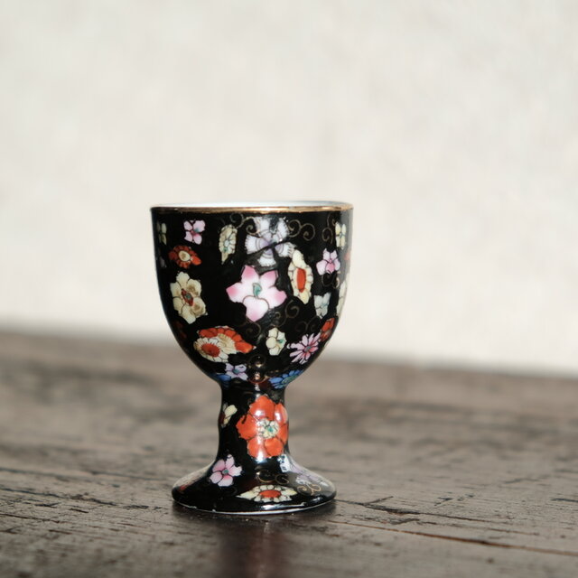 黒にカラフルな花尽くし◇中国産 色絵金彩小ぶりティーグラス チャイナ