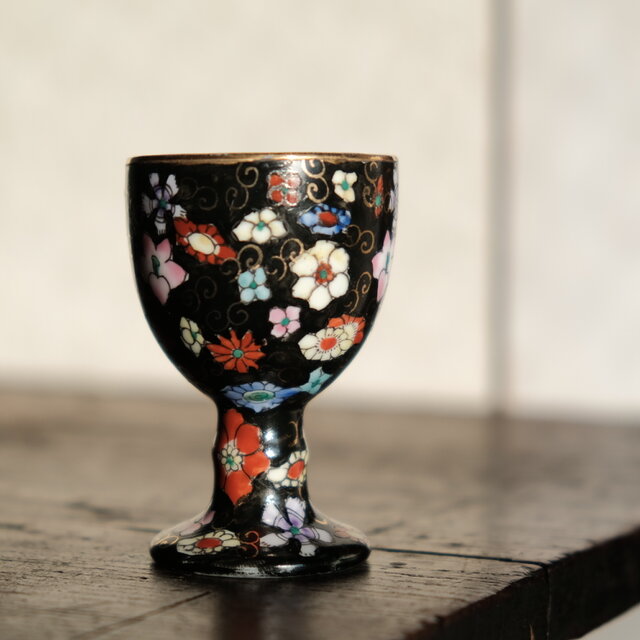 黒にカラフルな花尽くし◇中国産 色絵金彩小ぶりティーグラス チャイナ